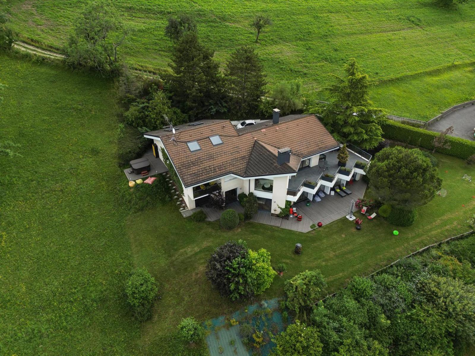 Superbe Avec Piscine Interieure, Sauna, Jacuzzi Et Salle De Sport
